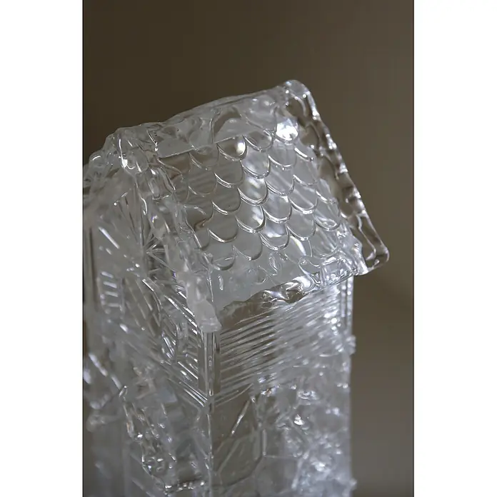 Markslöjd LED-Weihnachtsdekoleuchte Dale - 14,5 x 13 x 26 cm, Weiß/ Transparent, Batteriebetrieben, LED - Eine klare, glasartige dekorative Hausskulptur mit Schindeldach und gemusterten Wänden.