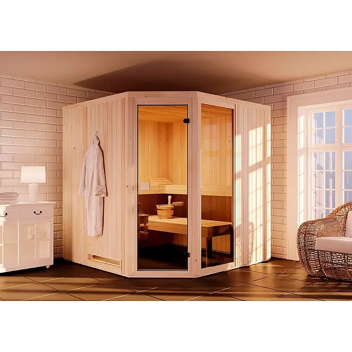FinnTherm Massivholzsauna Family - L x B x H: 194 x 244 x 199 cm - Helle Ecksaunakabine aus Holz mit Glastüren und Sitzbänken. Ein Bademantel hängt an der Seite in einem modernen Raum.