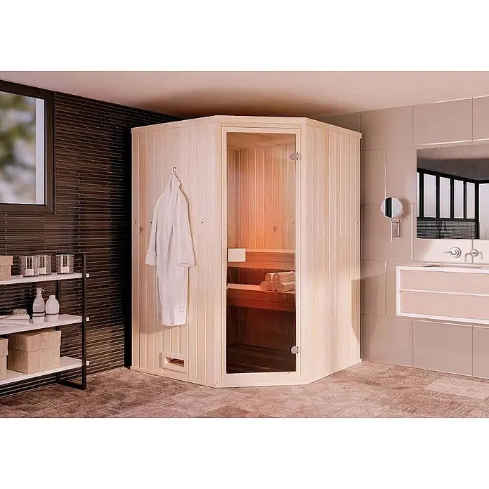 FinnTherm Massivholzsauna Corner -  - Helle Ecksauna aus Holz in einem modernen Badezimmer, mit einem weißen Bademantel daran hängend.
