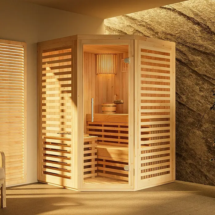 FinnTherm Massivholzsauna Svala -  - Helle Holz-Ecksaunakabine mit Glastür, Innenbeleuchtung und Zubehör, auf einer Terrasse platziert.