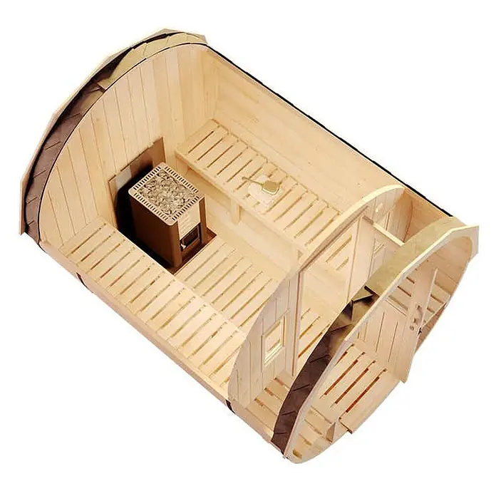 FinnTherm Fasssauna Sam - Holz, L x B x H: 280 x 22 x 231 cm - Heller Holz-Fasssauna-Innenraum mit Lattenbänken, einem dunkelbraunen Ofen mit Steinen und einer Schöpfkelle.