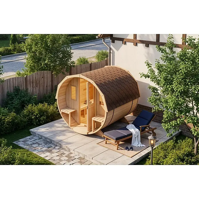 FinnTherm Fasssauna Sam - Holz, L x B x H: 280 x 22 x 231 cm - Hölzerne Fasssauna mit dunklem Schindeldach, draußen auf einer Terrasse neben einem Liegestuhl zur Entspannung.