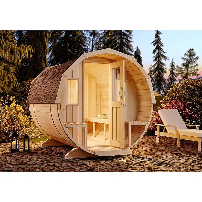 FinnTherm Fasssauna Sam - Holz, L x B x H: 280 x 22 x 231 cm - Outdoor-Fasssauna aus Holz mit offener Tür und Bänken, in einer üppigen Gartenumgebung.