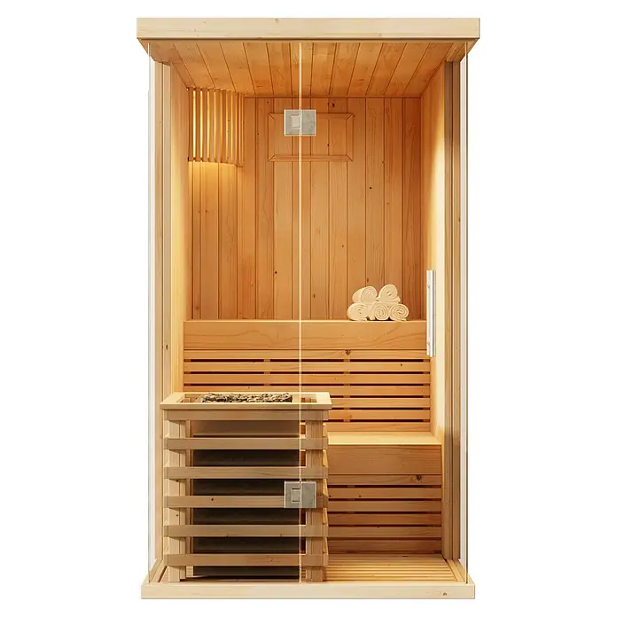 FinnTherm Massivholzsauna Milla -  - Hölzerne Saunakabine mit Glastür, Saunaofen mit Steinen, hellen Holzbänken und gerollten Handtüchern.