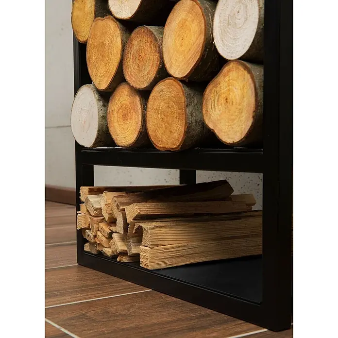 Bene on Fire Kaminholzregal Missouri - 20 x 20 x 120 cm, Stahl, schwarz - Schwarzes Metall-Brennholzregal, oben mit runden Holzscheiten und unten mit Anzündholz gefüllt.