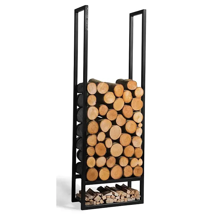 Bene on Fire Kaminholzregal Missouri - 20 x 20 x 120 cm, Stahl, schwarz - Hohes schwarzes Metall-Holzregal, gefüllt mit geschnittenem Brennholz und Anzündholz im unteren Fach.