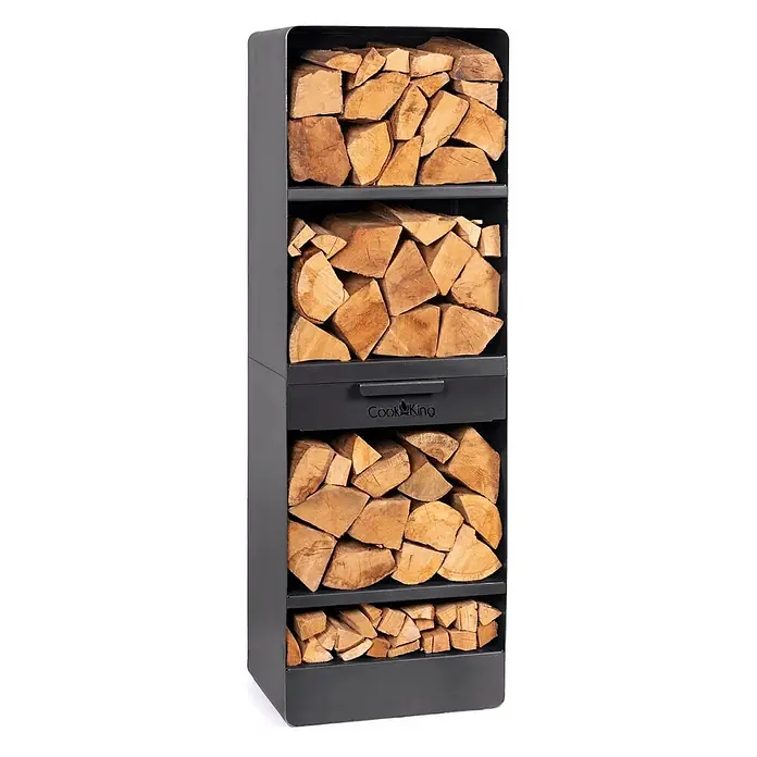 Bene on Fire Kaminholzregal Oregon - 30 x 30 x 120 cm, Stahl, schwarz - Schwarzes Metall-Kaminholzregal mit mehreren Fächern, gefüllt mit Holzscheiten. Verfügt über eine zentrale Schublade mit Cook King Logo.