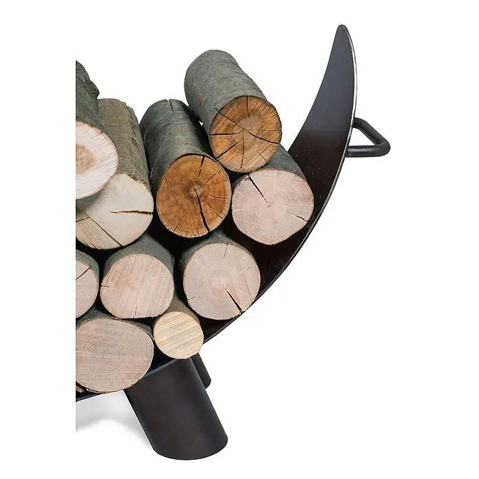 Bene on Fire Kaminholzregal Colorado - 25 x 25 x 44 cm, Stahl, schwarz - Kaminholzscheite mit natürlicher Holzmaserung und Rinde sind ordentlich in einem schwarzen Metallholzhalter gestapelt.