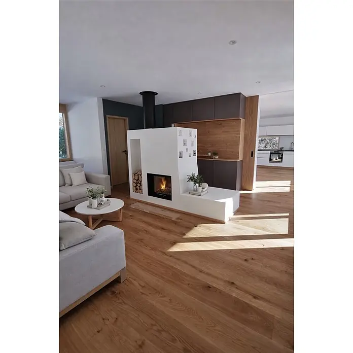 Parkett - Eiche Billund, 1.900 x 240 x 14 mm - Warmer Eichenholzfußboden verlegt in einem modernen Wohn- und Küchenbereich.