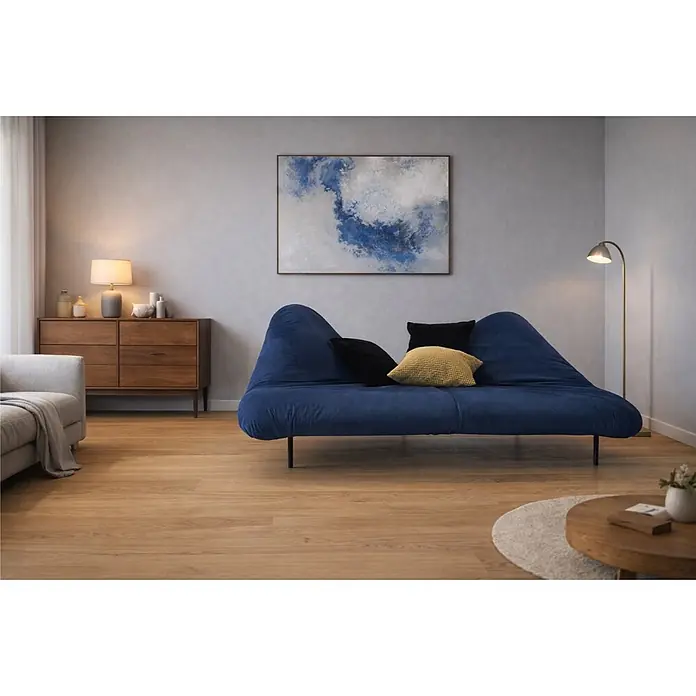 Parkett - Eiche Gobi, 2.200 x 260 x 15 mm - Blaues Wellensofa mit schwarzen und gelben Kissen in einem modernen Wohnzimmer.