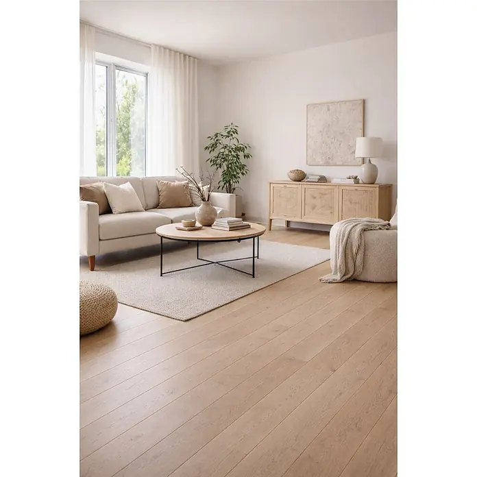 Parkett - Eiche Westerland, Landhausdiele, 1.820 x 145 x 14,2 mm - Helles Holzparkett in einem modernen Wohnzimmer mit Teppich und Möbeln.