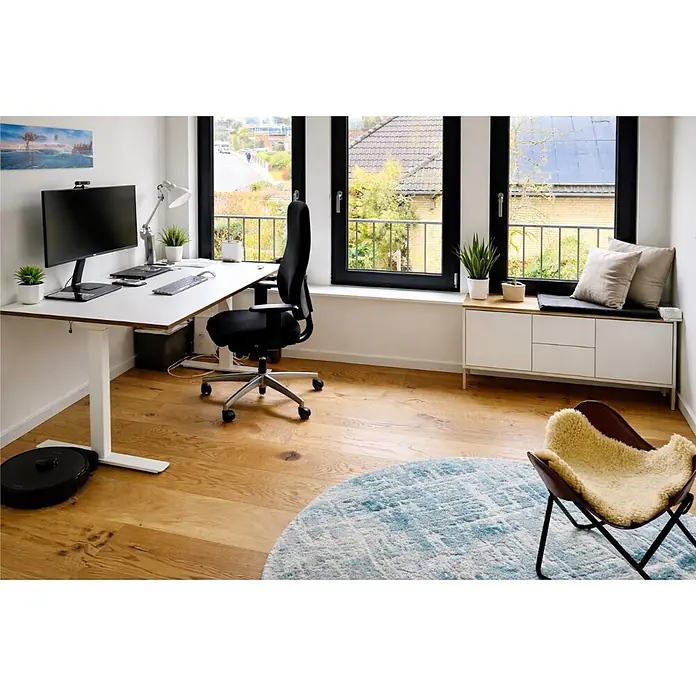 Parkett - Eiche Bamberg, 1.900 x 240 x 14 mm - Schwarzer ergonomischer Bürostuhl mit silbernem Fuß in einem Heimbüro.
