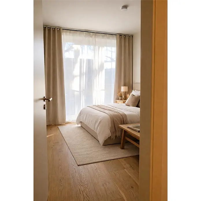 Parkett - Eiche Trondheim, 1.900 x 240 x 14 mm - Helles Schlafzimmer mit Bett, neutraler Bettwäsche, hellem Teppich und beigen Vorhängen vor einem sonnigen Fenster.