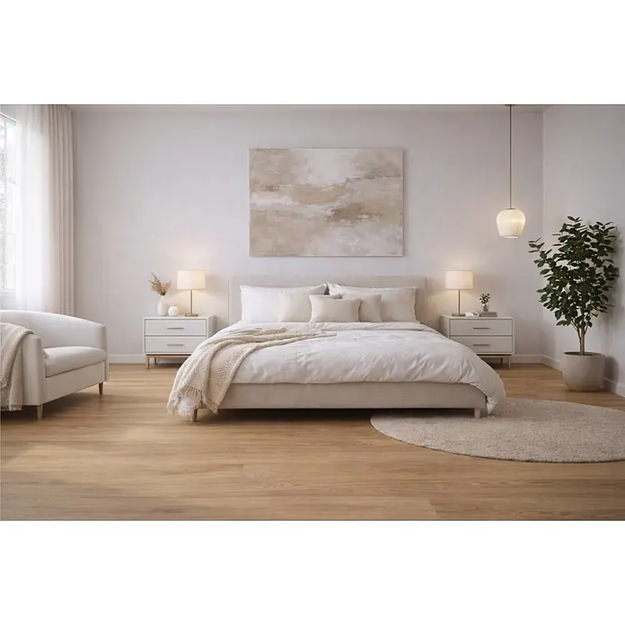 Parkett - Eiche Trondheim, 1.900 x 240 x 14 mm - Gepolstertes Bett in neutralem Stoff mit Kopfteil und Bettwäsche in einem hellen Schlafzimmer.
