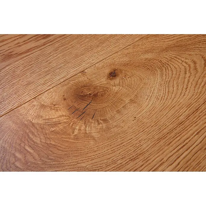 Parkett - Eiche Billund, 1.900 x 240 x 14 mm - Nahaufnahme von hellem Naturholzfußboden mit ausgeprägter Maserung und einem markanten Astloch mit dunklen Rissen.