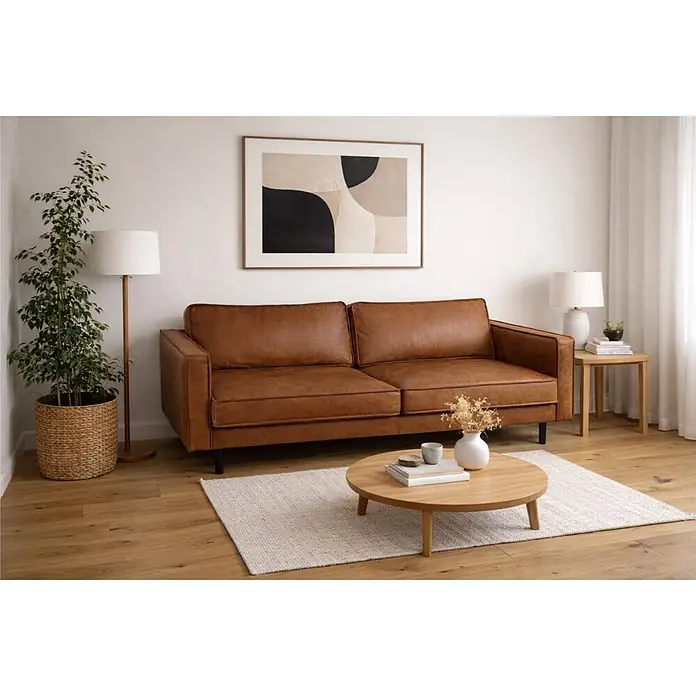Parkett - Eiche Billund, 1.900 x 240 x 14 mm - Ein bequemes Zweisitzer-Sofa aus braunem Leder, in einem gemütlichen Wohnzimmer.