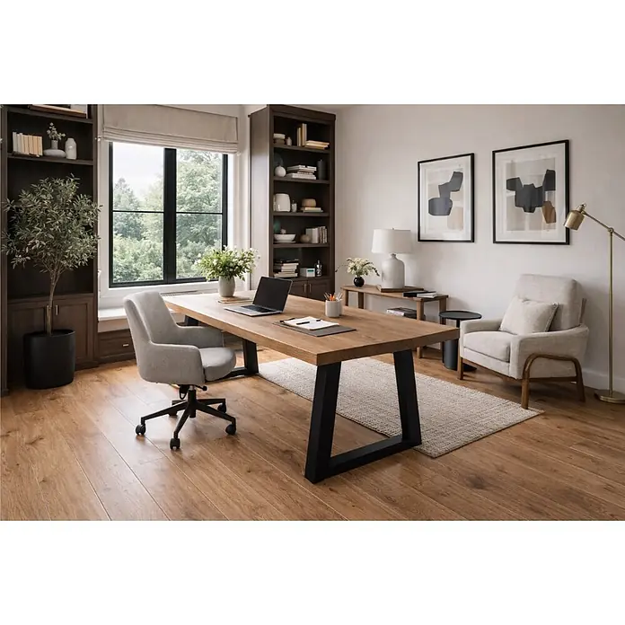 Parkett - Eiche Como, Landhausdiele, 1.900 x 190 x 14 mm - Geräumiger Holzschreibtisch mit schwarzen Metallbeinen, als Home-Office mit Laptop und Dokumenten.