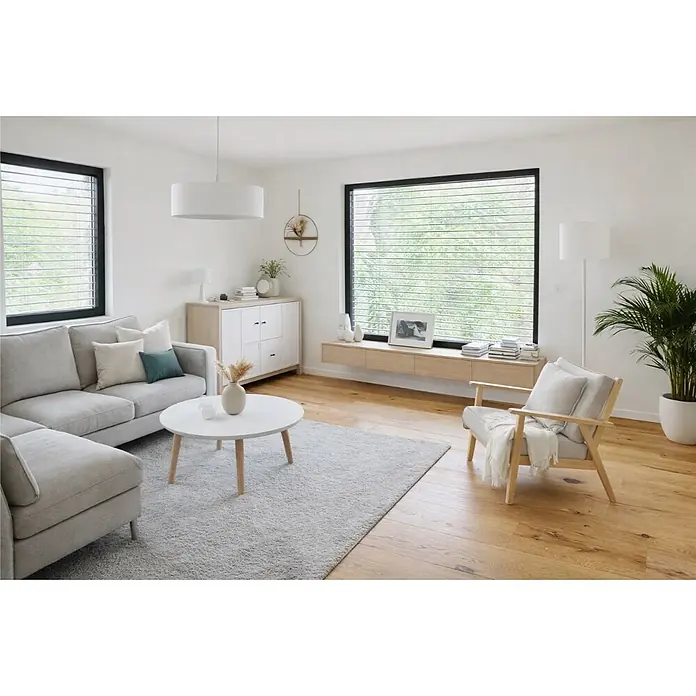 Parkett - Eiche Bamberg, 1.900 x 240 x 14 mm - Modernes Wohnzimmer mit grauem Ecksofa, weißem runden Couchtisch und hellem Holz-Sessel auf einem Teppich.