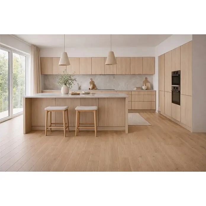 Parkett - Eiche Westerland, Landhausdiele, 1.820 x 145 x 14,2 mm - Moderne Küche mit hellen Holzschränken, Kochinsel und Boden, mit hellen Steinplatten und Barhockern.