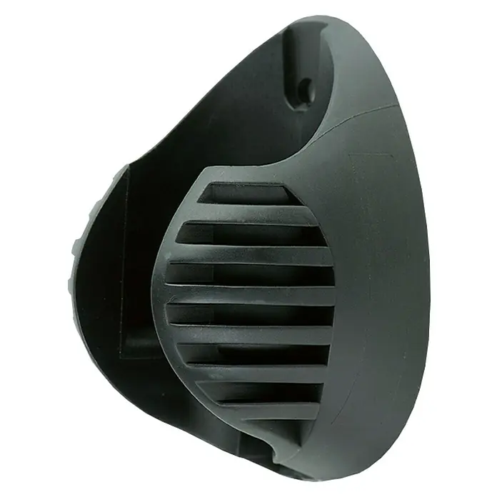 Soporte portamangueras Helicoidal - Metal - Primer plano de una máscara antipolvo negra con ranuras horizontales para ventilación, ideal para proteger al trabajar en ambientes polvorientos.