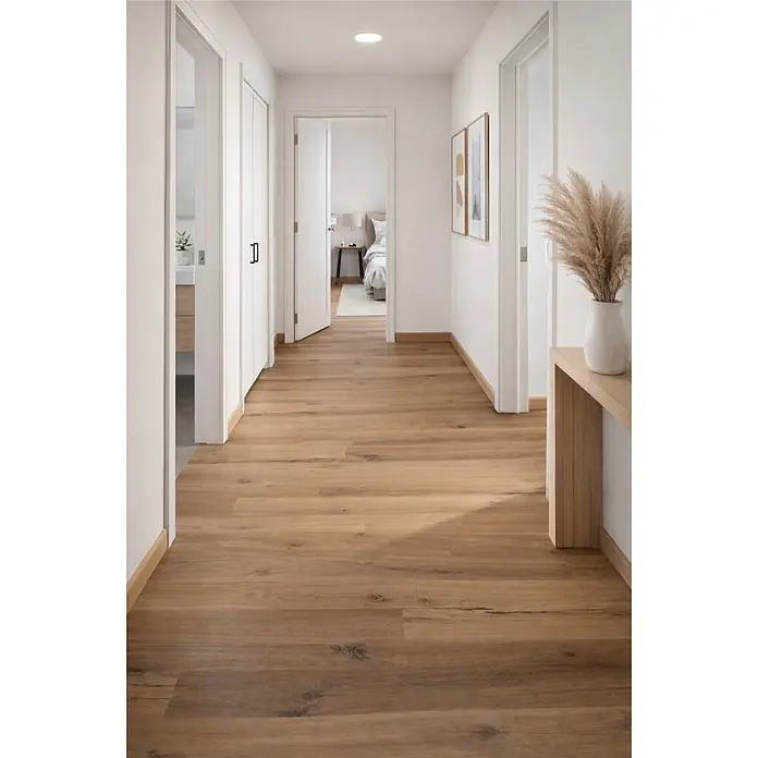 Parkett - Eiche Bernau, Landhausdiele, 1.900 x 190 x 14 mm - Hellbrauner Boden in Holzoptik in einem modernen Flur, mit natürlicher Holzmaserung und matter Oberfläche.