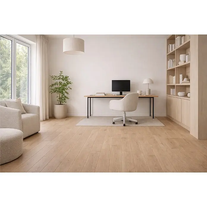 Parkett - Eiche Westerland, Landhausdiele, 1.820 x 145 x 14,2 mm - Helles, minimalistisches Home-Office mit hellem Holzschreibtisch, cremefarbenem Stuhl und Bücherregal, mit Sessel und Fensterblick.
