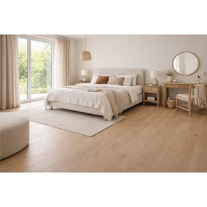 Parkett - Eiche Westerland, Landhausdiele, 1.820 x 145 x 14,2 mm - Ein helles, modernes Schlafzimmer mit beigefarbenem Bett, Holzmöbeln, einem strukturierten Teppich und einem passenden Pouf.