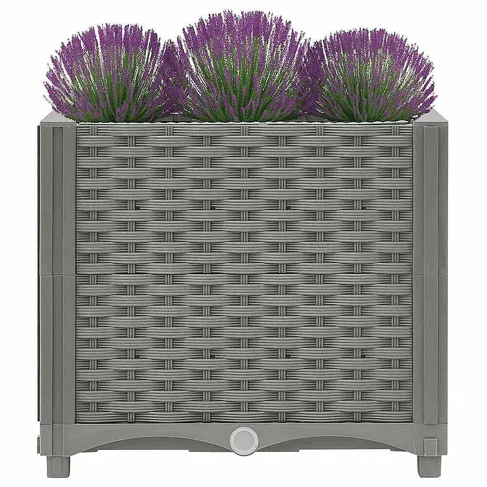 Furnicato Hochbeet - 40 x 40 x 38 cm, Kunststoff, Hellgrau - Graues Pflanzgefäß in Rattan-Optik mit leuchtend lila Blumen.
