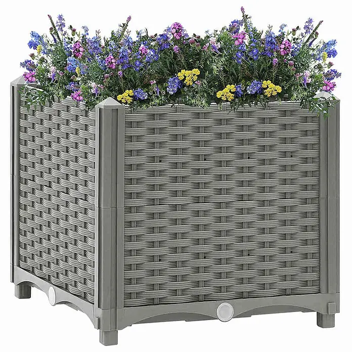 Furnicato Hochbeet - 40 x 40 x 38 cm, Kunststoff, Hellgrau - Grauer Pflanzkübel in Rattan-Optik aus Kunststoff, gefüllt mit blauen, violetten und gelben Blumen.