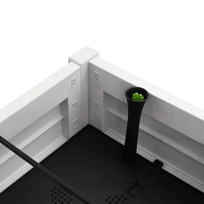 Furnicato Hochbeet - Kunststoff, Weiß - Weißer modularer Pflanzkasten mit schwarzem Bewässerungssystem und Trichter, der eine kleine grüne Pflanze enthält.