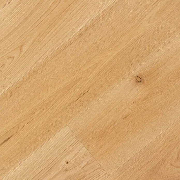 Parkett - Eiche Gobi, 2.200 x 260 x 15 mm - Helles Eichenparkett mit sichtbarer Maserung und feinen Ästen, diagonal verlegt.