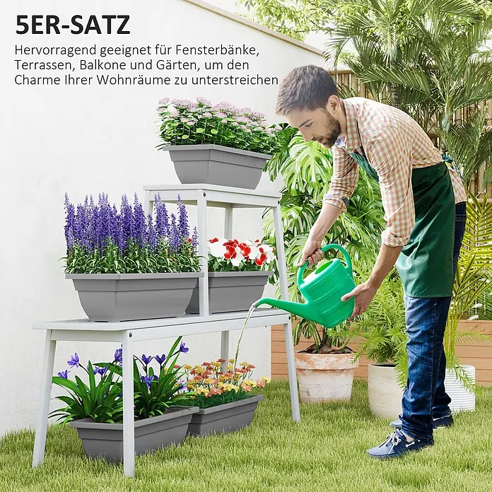 Furnicato Kräuterhochbeet - L x B x H: 59 x 21 x 16 cm, Material: Kunststoff - Ein Mann gießt Pflanzen in grauen, rechteckigen Pflanzkästen, die auf einem weißen mehrstufigen Ständer und am Boden stehen, als praktisches Pflanzset.
