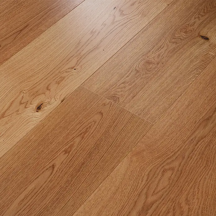 Parkett - Eiche Trondheim, 1.900 x 240 x 14 mm - Hellbrauner Holzboden mit natürlicher Maserung und Ästen, diagonal verlegt.