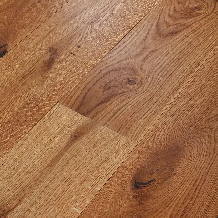 Parkett - Eiche Bamberg, 1.900 x 240 x 14 mm - Diagonale Ansicht von warmbraunem Holzfußboden mit sichtbarer Maserung und Ästen.