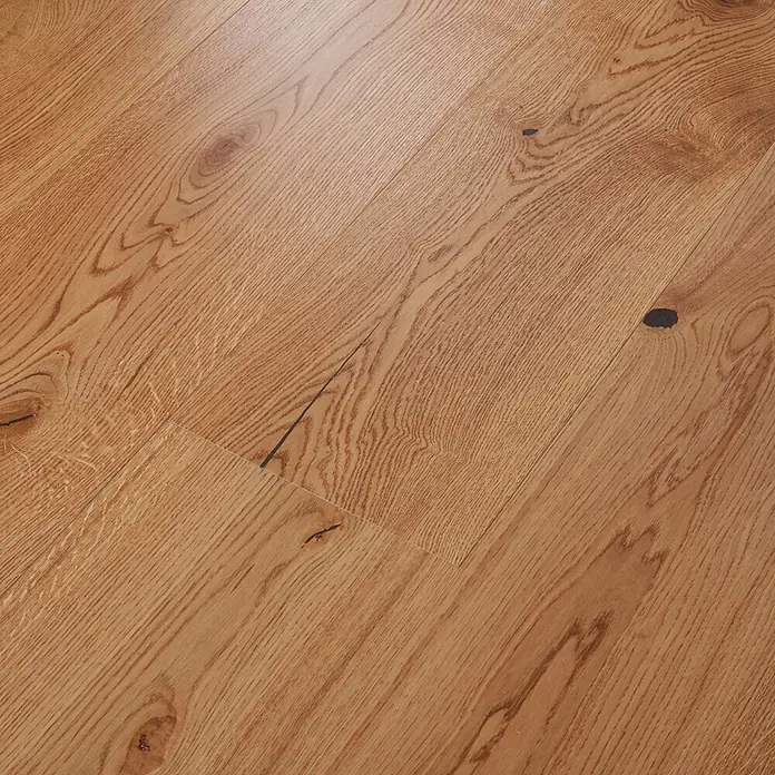 Parkett - Eiche Billund, 1.900 x 240 x 14 mm - Heller Eichenparkettboden mit sichtbarer Maserung und Ästen, der eine natürliche Holzstruktur zeigt.