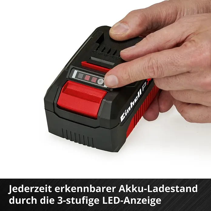 Einhell PXC 18V Akku & Ladegerät PXC-Starter-Kit - 18 V, 1 Akku, 4 Ah - Eine Hand hält einen schwarz-roten Einhell Akku und drückt den Knopf, um die 3-stufige LED-Ladeanzeige zu zeigen.