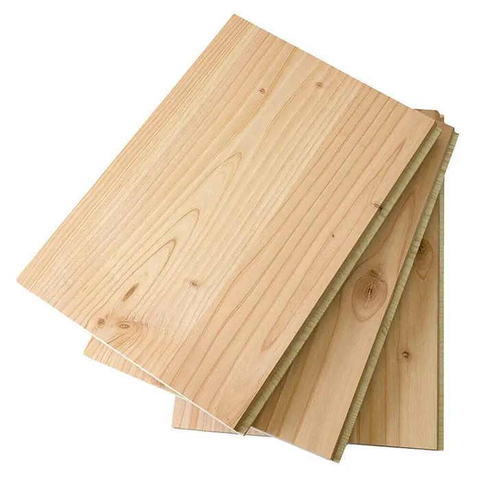 elka 3-Schichtplatte Vita - Douglasie, 2.500 x 660 x 19 mm - Gestapelte helle Naturholzbretter mit sichtbarer Maserung und Ästen, geeignet für Fußböden oder Verkleidungen.