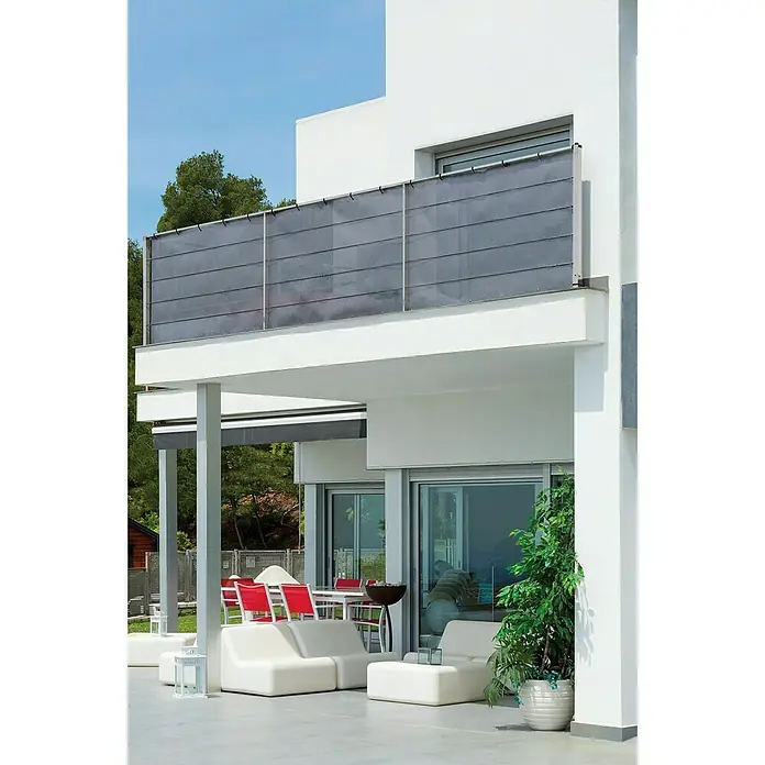 Malla de ocultación Vip - 5 x 1 m, Plata/Negro - Terraza moderna con pantalla de balcón gris para privacidad y protección contra el viento, complementada con elegantes muebles de exterior y exuberante vegetación.