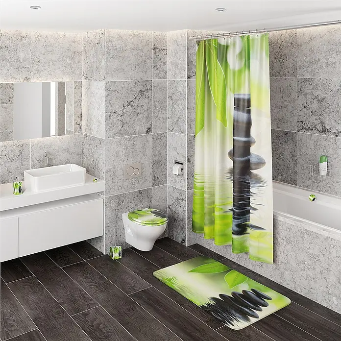 SANILO WC-Sitz Harmony mit Schnellverschluss - MDF, Grün, Mit Absenkautomatik - Ein Badezimmer-Set mit Duschvorhang, Badematte und Toilettendeckel im beruhigenden Design mit grünen Blättern und gestapelten schwarzen Steinen.