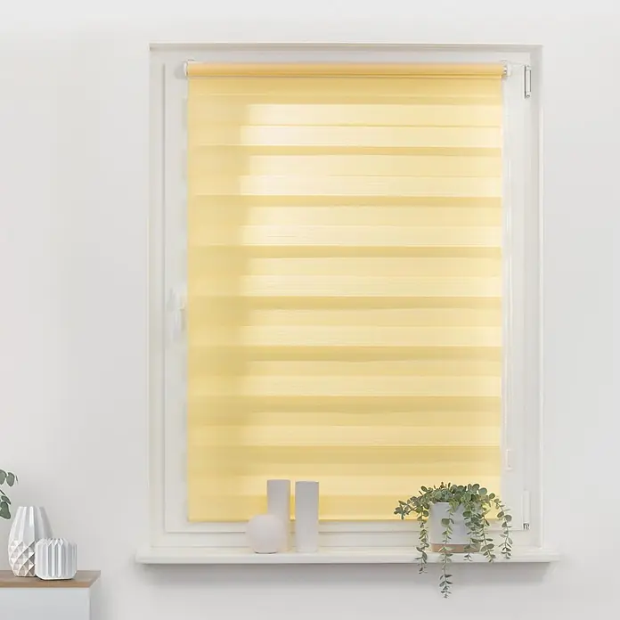 Lichtblick Doppelrollo -  - Gelbes gestreiftes Zebra-Rollo im Fenster.