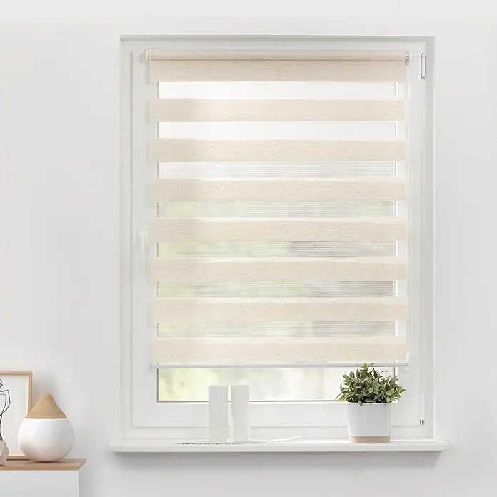 Lichtblick Doppelrollo -  - Helles beiges Duo-Rollo am Fenster mit blickdichten und transparenten Streifen, die Licht filtern.