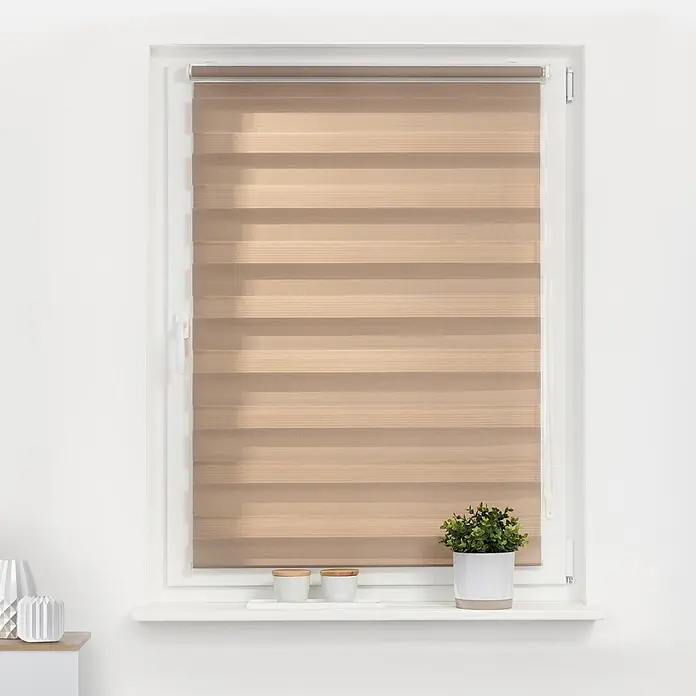 Lichtblick Doppelrollo -  - Beige-braunes Zebra-Rollo mit horizontalen blickdichten und transparenten Streifen, im Fenster montiert.