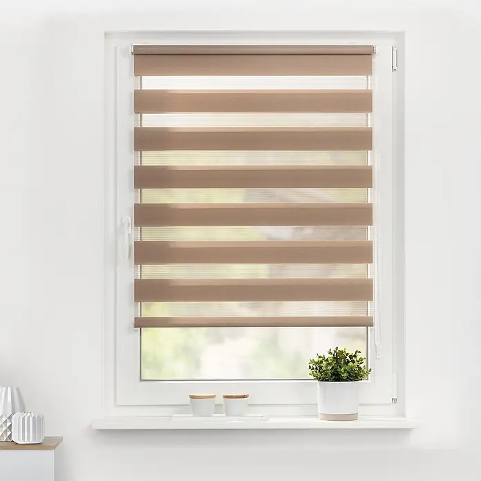 Lichtblick Doppelrollo -  - Beige-braunes gestreiftes Duo-Rollo an einem weißen Fensterrahmen, das abwechselnd transparente und blickdichte Stoffstreifen zeigt.