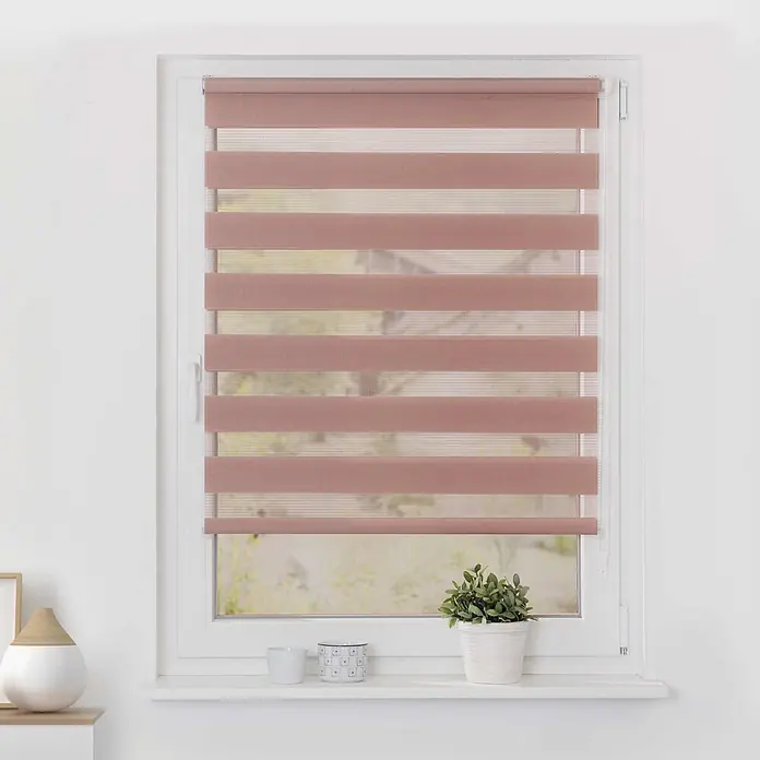 Lichtblick Doppelrollo -  - Rosa Duo-Rollo mit alternierenden transparenten und blickdichten Streifen, im Fenster montiert.