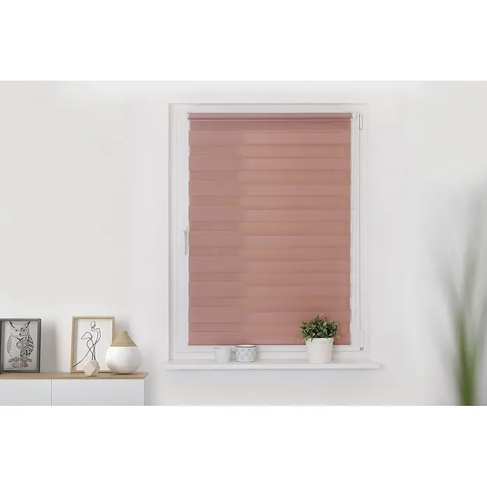 Lichtblick Doppelrollo -  - Rosabraunes Duo-Rollo in einem weißen Fenster, mit abwechselnd transparenten und undurchsichtigen Querstreifen.