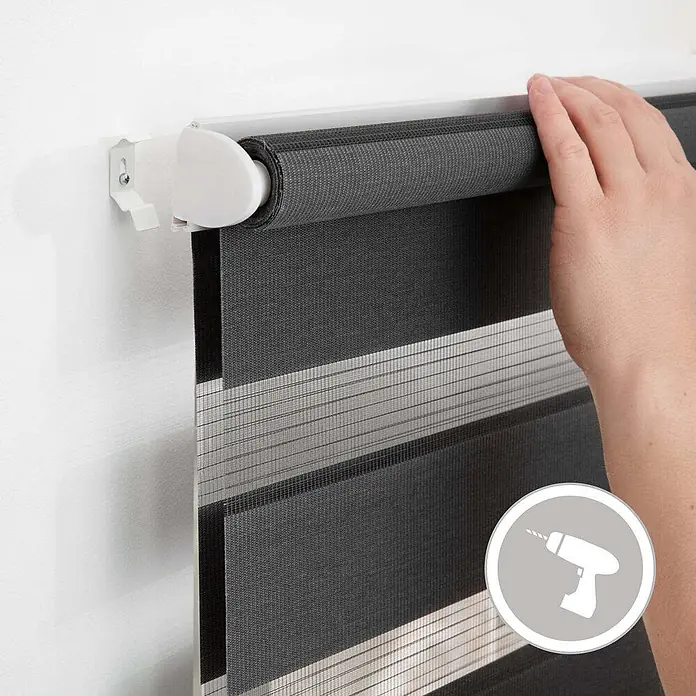 Lichtblick Doppelrollo -  - Hand montiert ein grau gestreiftes Rollo, Bohrmaschinensymbol für die Montage.
