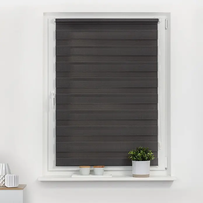 Lichtblick Doppelrollo -  - Dunkelgraues Duo-Rollo mit abwechselnd transparenten und blickdichten Streifen, in einem weißen Fensterrahmen.