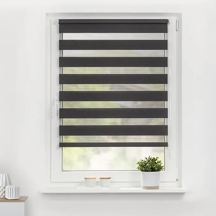 Lichtblick Doppelrollo -  - Dunkelgraues Doppelrollo mit abwechselnd blickdichten und transparenten Streifen, in einem weißen Fenster montiert.