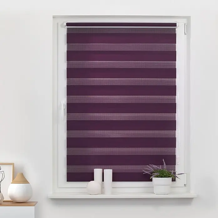 Lichtblick Doppelrollo -  - Lila Zebra-Rollo am Fenster mit abwechselnd transparenten und blickdichten Streifen.