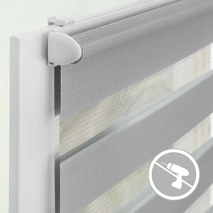 Lichtblick Doppelrollo -  - Graues Duo-Rollo mit abwechselnd transparenten und blickdichten Streifen, am Fensterrahmen montiert. Für bohrfreie Montage konzipiert.